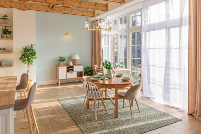 Let the team from Murrays Interiors in Brisbane help you choose the ideal window treatments for your open-plan living space. We are here to offer expert advice and high-quality products.